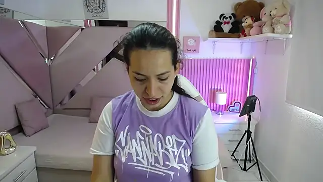 Mia garcia28 online show from June 13, 2026, 2:48 pm