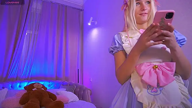 Snapshot of LilElfie chatting on September 26, 2025, 12:42 pm LilElfie online show from September 26, 2025, 12:42 pm