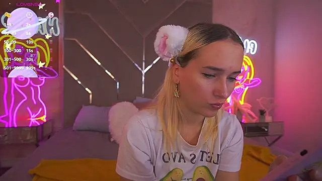 Snapshot of LilElfie chatting on October 4, 2025, 12:47 pm LilElfie online show from October 4, 2025, 12:47 pm