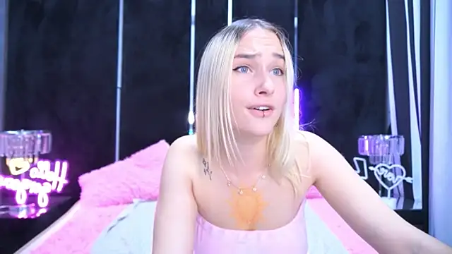 Snapshot of LilElfie chatting on October 10, 2025, 1:10 pm LilElfie online show from October 10, 2025, 1:10 pm