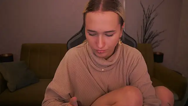 Snapshot of LilElfie chatting on October 12, 2025, 1:43 pm LilElfie online show from October 12, 2025, 1:43 pm