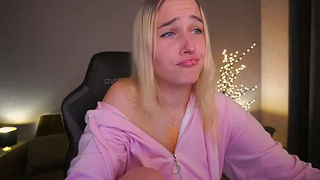 Snapshot of LilElfie chatting on October 17, 2025, 1:14 pm LilElfie online show from October 17, 2025, 1:14 pm