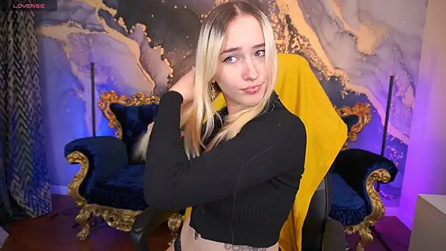 Snapshot of LilElfie chatting on October 22, 2025, 7:46 pm LilElfie online show from October 22, 2025, 7:46 pm