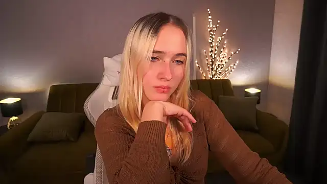 Snapshot of LilElfie chatting on October 26, 2025, 8:59 pm LilElfie online show from October 26, 2025, 8:59 pm