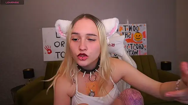 Snapshot of LilElfie chatting on October 31, 2025, 11:28 pm LilElfie online show from October 31, 2025, 11:28 pm