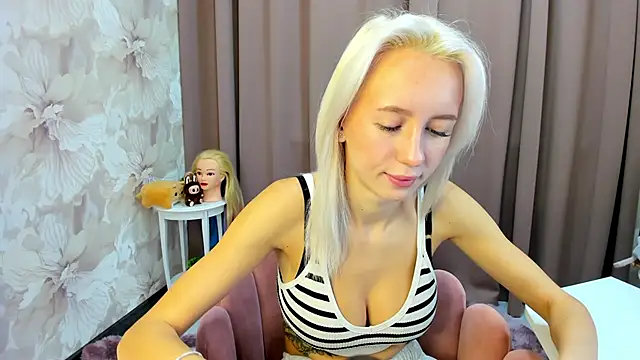 cute luucy online show from October 23, 2025, 2:33 am