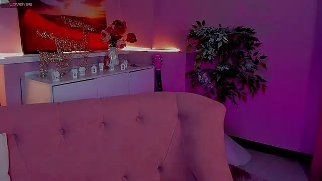 cute luucy online show from February 6, 2026, 3:55 am