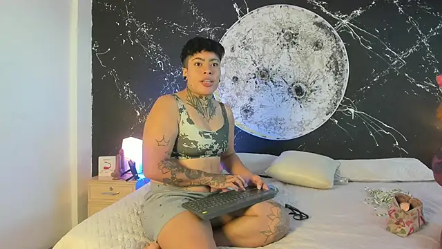 Snapshot of LiaAndMateo chatting on October 1, 2025, 12:33 pm LiaAndMateo online show from October 1, 2025, 12:33 pm