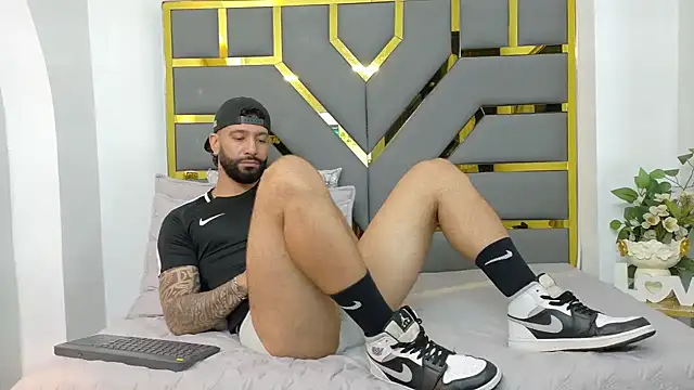 Snapshot of yorbymaxx chatting on October 6, 2025, 2:14 pm yorbymaxx online show from October 6, 2025, 2:14 pm