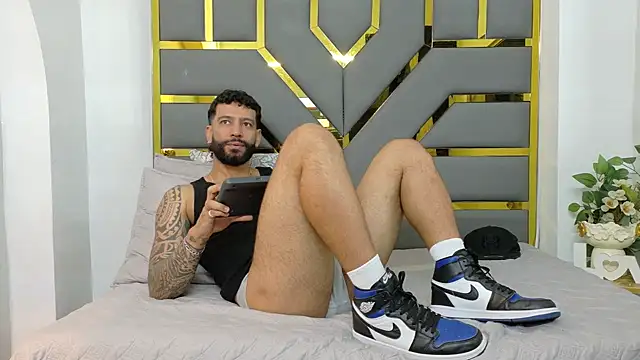 Snapshot of yorbymaxx chatting on October 7, 2025, 2:03 pm yorbymaxx online show from October 7, 2025, 2:03 pm