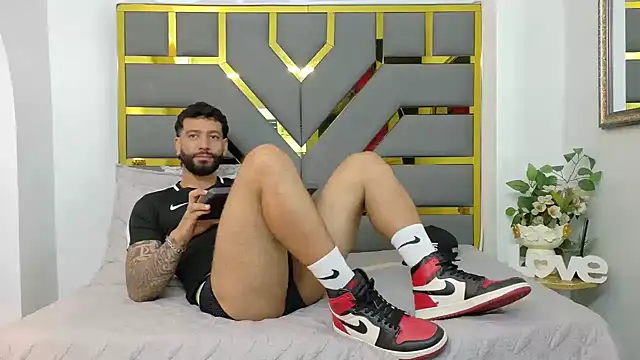 Snapshot of yorbymaxx chatting on October 8, 2025, 2:14 pm yorbymaxx online show from October 8, 2025, 2:14 pm