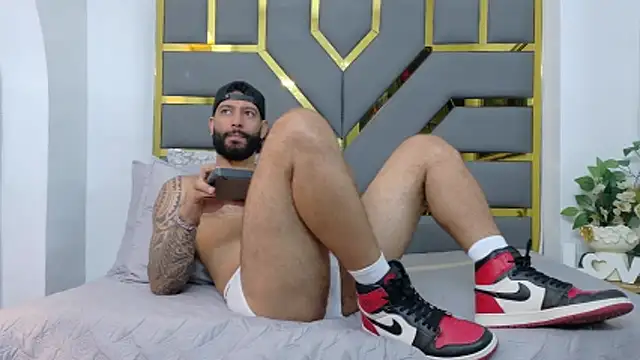 Snapshot of yorbymaxx chatting on October 21, 2025, 2:18 pm yorbymaxx online show from October 21, 2025, 2:18 pm