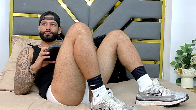 Snapshot of yorbymaxx chatting on October 29, 2025, 12:51 pm yorbymaxx online show from October 29, 2025, 12:51 pm