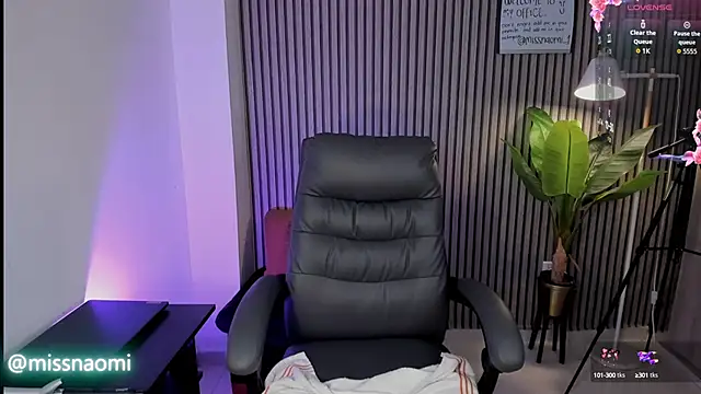 Missnaomi  online show from September 30, 2025, 1:32 am