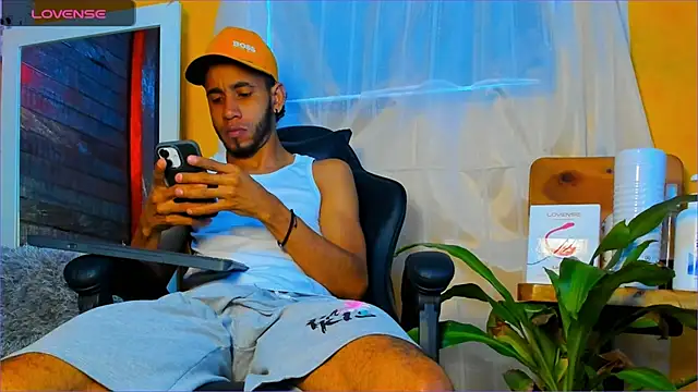 Snapshot of Alex_bigcock11_ chatting on October 21, 2025, 1:45 pm Alex bigcock11 online show from October 21, 2025, 1:45 pm