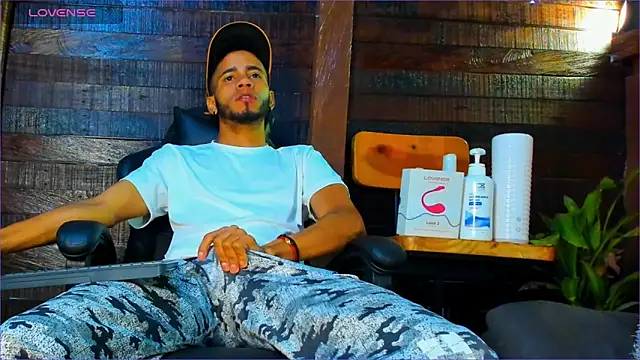 Snapshot of Alex_bigcock11_ chatting on October 29, 2025, 11:45 am Alex bigcock11 online show from October 29, 2025, 11:45 am