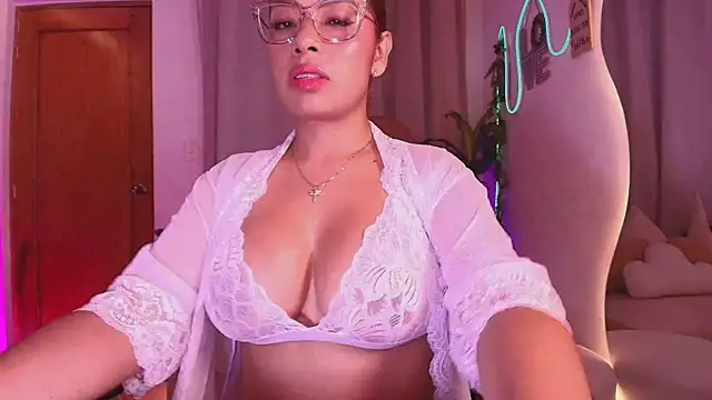 megansan  online show from May 7, 2026, 2:22 pm