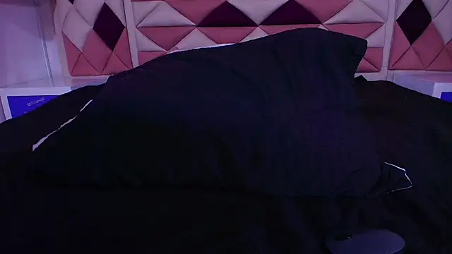 valecastro  online show from September 25, 2025, 7:17 pm