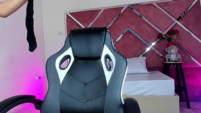 Snapshot of Dulce_Pettit chatting on September 17, 2025, 12:29 pm Dulce Pettit online show from September 17, 2025, 12:29 pm