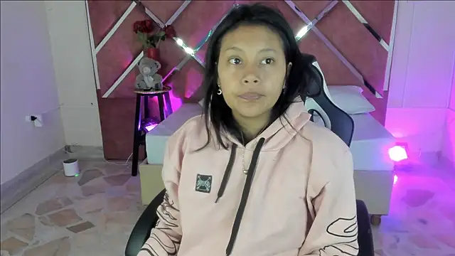 Snapshot of Dulce_Pettit chatting on September 18, 2025, 12:40 pm Dulce Pettit online show from September 18, 2025, 12:40 pm