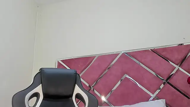 Snapshot of Dulce_Pettit chatting on October 15, 2025, 12:38 pm Dulce Pettit online show from October 15, 2025, 12:38 pm