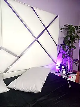 Snapshot of Dulce_Pettit chatting on October 18, 2025, 11:55 am Dulce Pettit online show from October 18, 2025, 11:55 am