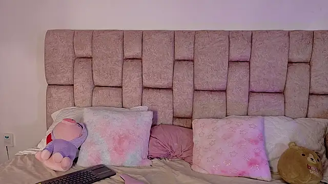 LolaYun online show from September 23, 2025, 12:19 pm