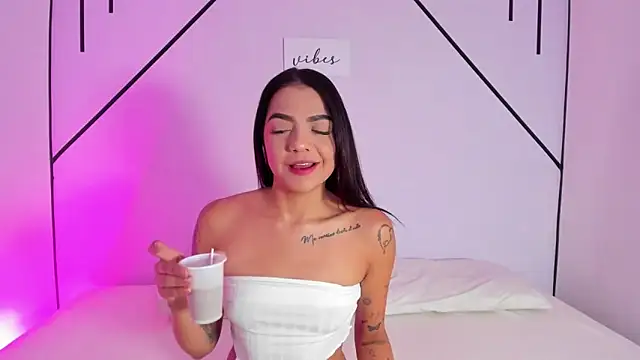 MiahCornell  online show from October 22, 2025, 7:24 pm