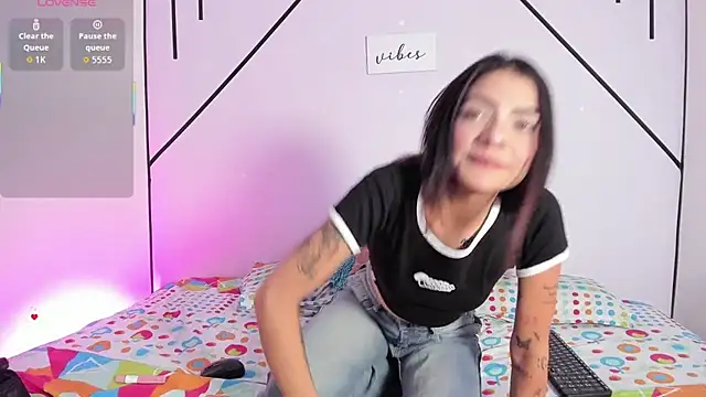 MiahCornell  online show from December 5, 2025, 8:27 pm