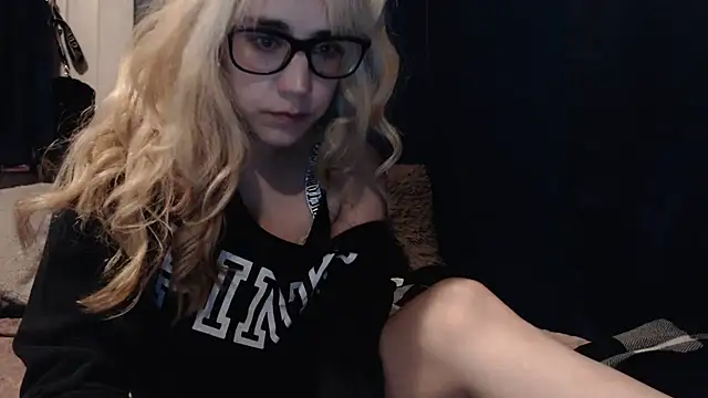 Snapshot of RubySmoke chatting on September 24, 2025, 10:18 am RubySmoke online show from September 24, 2025, 10:18 am