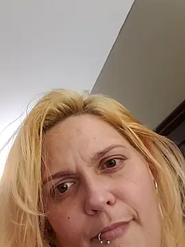 Snapshot of Jynxthefoxyfuck chatting on November 10, 2025, 4:17 pm Jynxthefoxyfuck online show from November 10, 2025, 4:17 pm