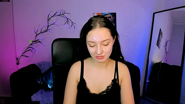 eva smiith  online show from November 7, 2025, 6:46 am