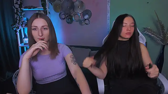 eva smiith  online show from December 19, 2025, 6:42 am