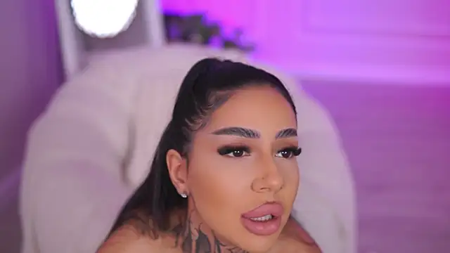 Snapshot of KiaraMoreno chatting on November 2, 2025, 11:56 am KiaraMoreno online show from November 2, 2025, 11:56 am