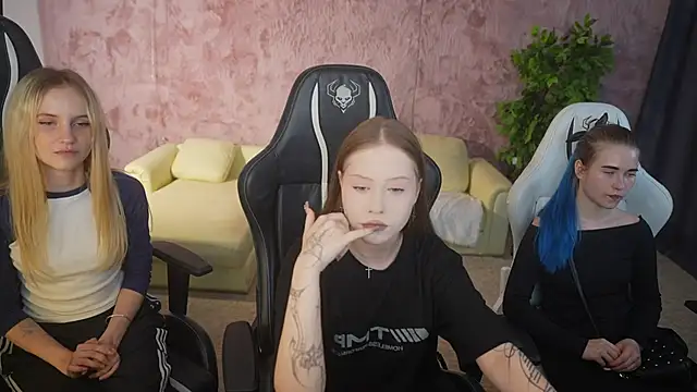 Snapshot of Esmie_Smile chatting on September 15, 2025, 2:50 pm Esmie Smile online show from September 15, 2025, 2:50 pm