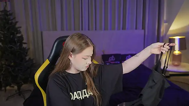 Esmie Smile online show from January 14, 2026, 12:05 am