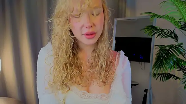 emilyshepar d online show from October 27, 2025, 2:37 am