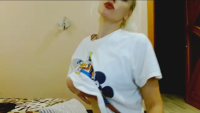 SatinQueen90 online show from September 17, 2025, 5:14 pm