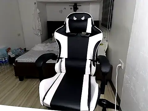 eattmebabyy online show from November 30, 2025, 11:58 am