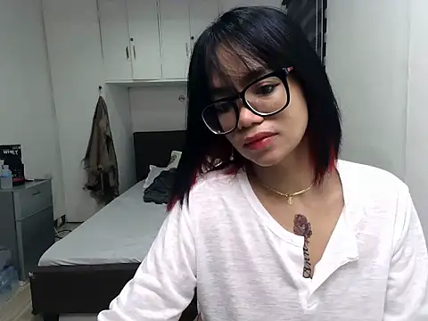 eattmebabyy online show from April 25, 2026, 11:24 am