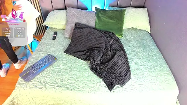 Gina 77 online show from December 5, 2025, 7:43 pm