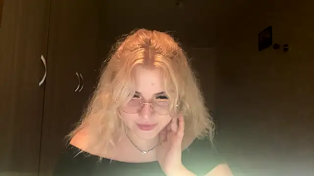 Snapshot of sunshinyflash chatting on November 9, 2025, 6:28 pm sunshinyflash online show from November 9, 2025, 6:28 pm