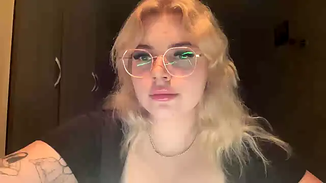 Snapshot of sunshinyflash chatting on November 10, 2025, 5:23 pm sunshinyflash online show from November 10, 2025, 5:23 pm