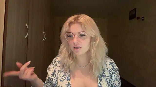 Snapshot of sunshinyflash chatting on November 11, 2025, 5:13 pm sunshinyflash online show from November 11, 2025, 5:13 pm