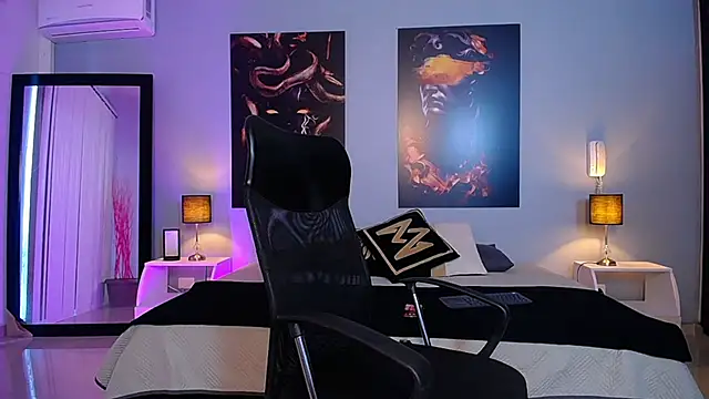 ChristopherBlack  online show from September 17, 2025, 1:24 pm