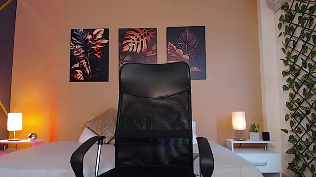 ChristopherBlack  online show from October 14, 2025, 1:34 pm