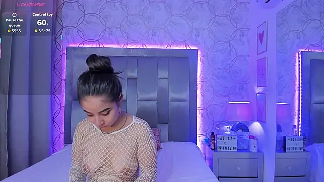 AlliceWinter online show from November 7, 2025, 11:43 am