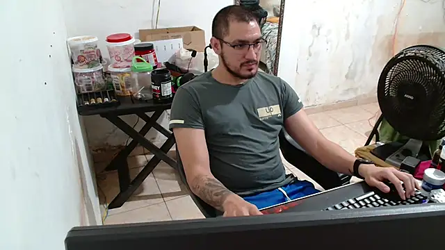 Snapshot of Leonino231 chatting on October 9, 2025, 10:30 pm Leonino231 online show from October 9, 2025, 10:30 pm