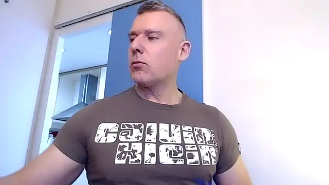 Snapshot of tomfoxcam chatting on October 21, 2025, 3:35 pm tomfoxcam online show from October 21, 2025, 3:35 pm