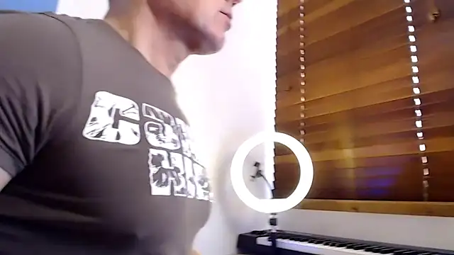 Snapshot of tomfoxcam chatting on November 4, 2025, 9:30 am tomfoxcam online show from November 4, 2025, 9:30 am